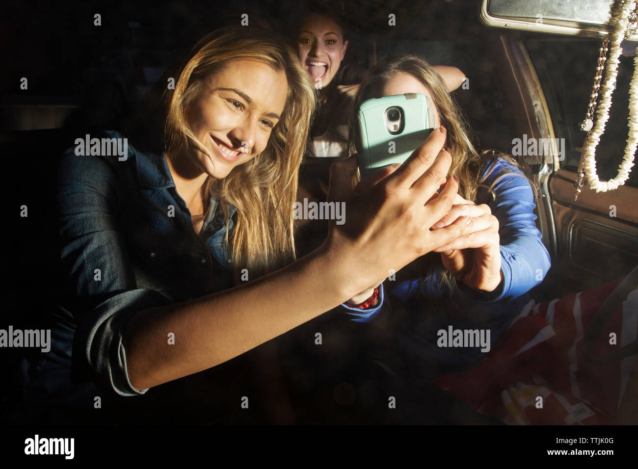 Gerne Freunde unter selfie während im Auto sitzen Stockfoto