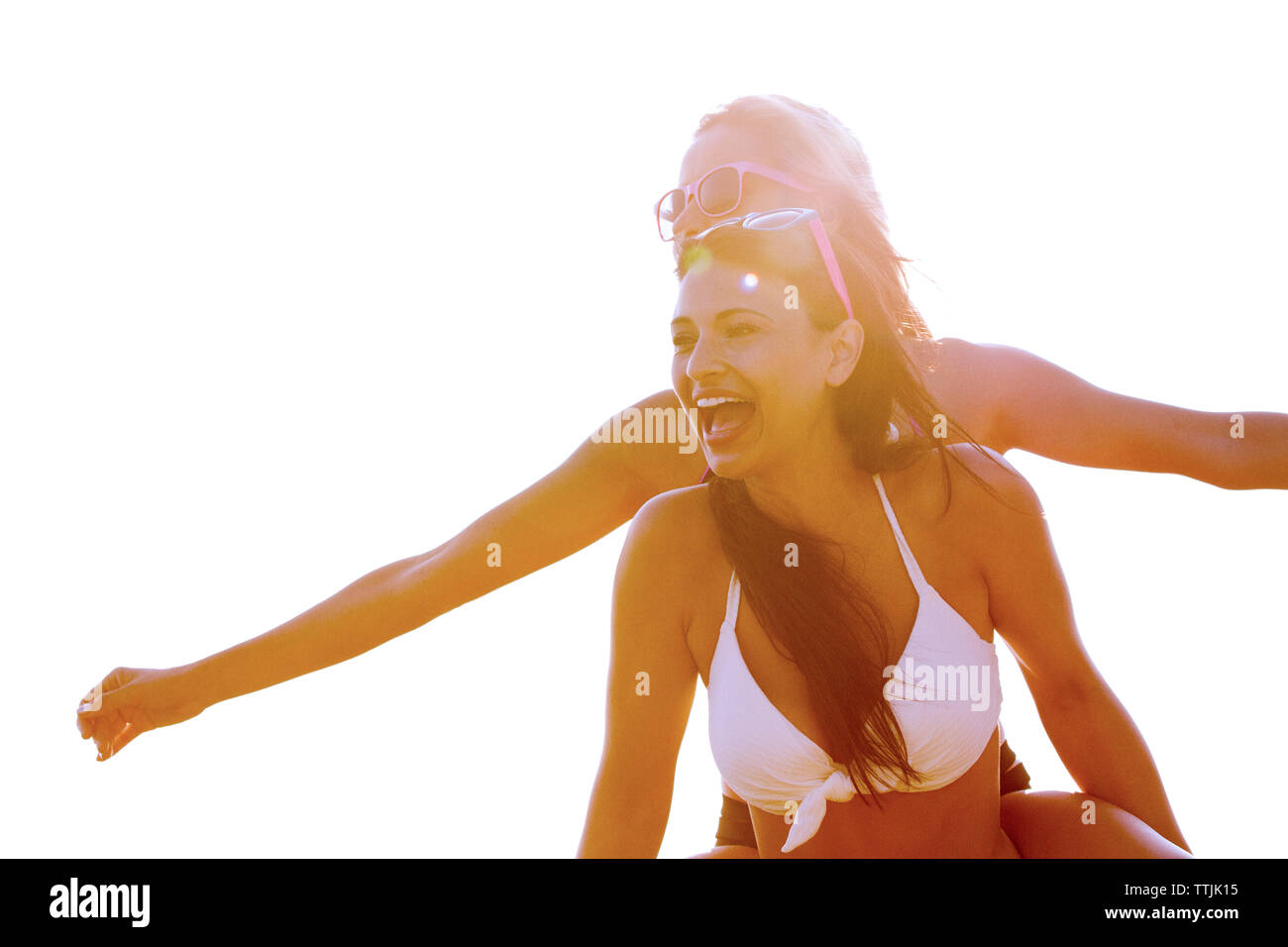 Low Angle View von Frau huckepack Freund gegen den klaren Himmel Stockfoto