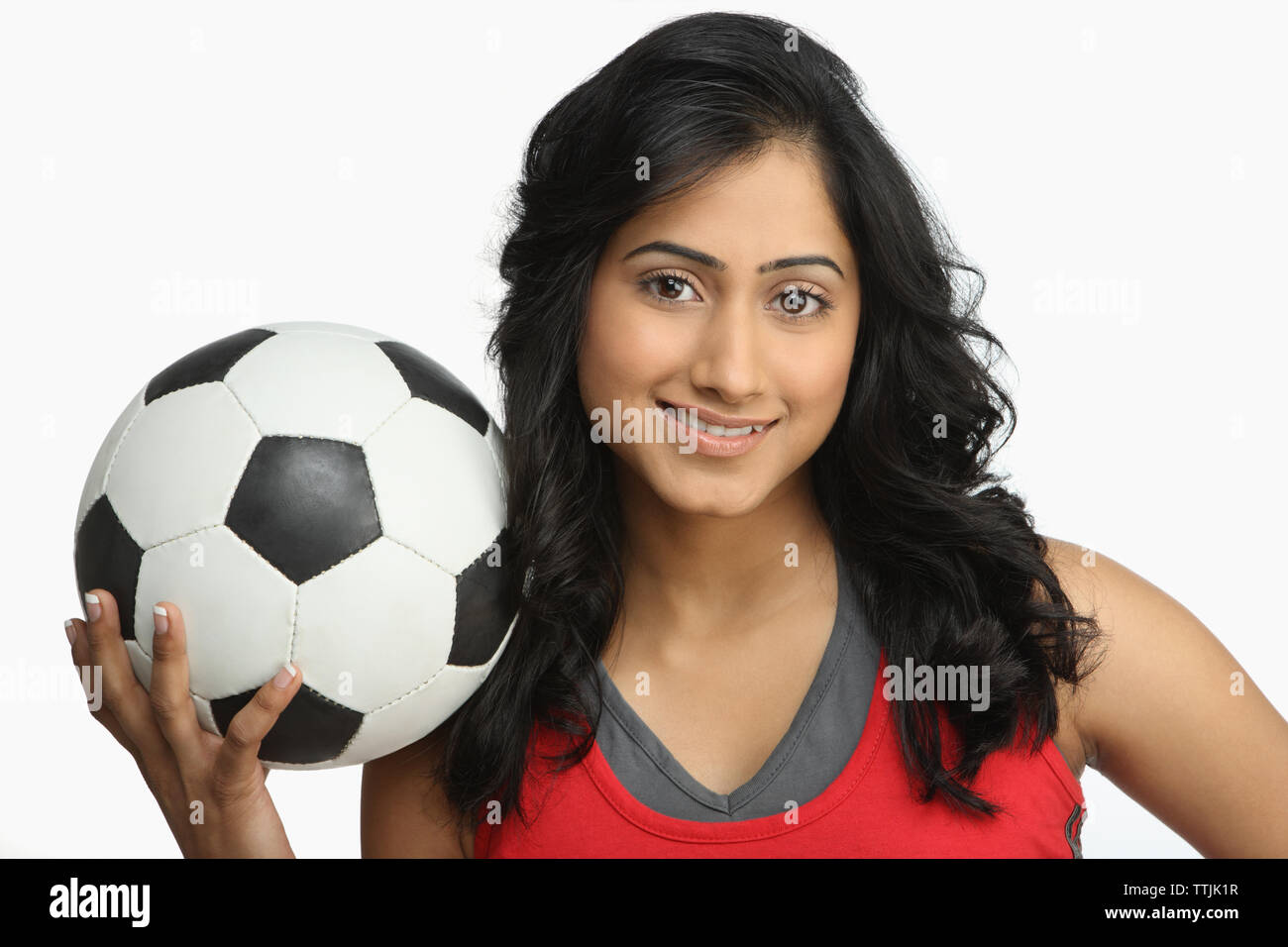 Frau mit einem Fußball auf ihre Schulter Stockfoto