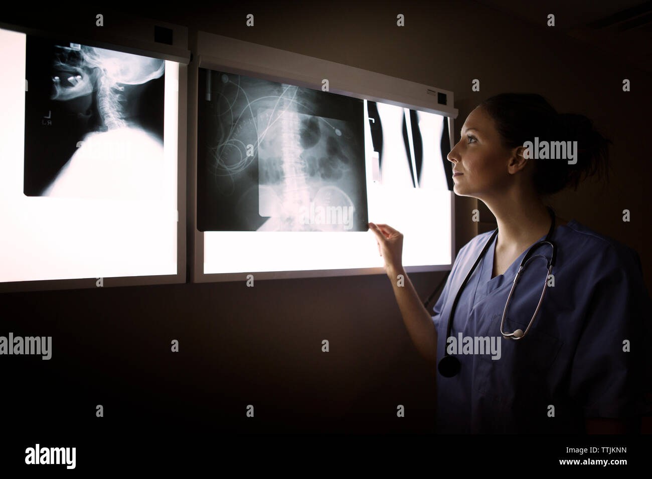 Frau Suchen an x-ray auf Diagnostika Werkzeug Stockfoto