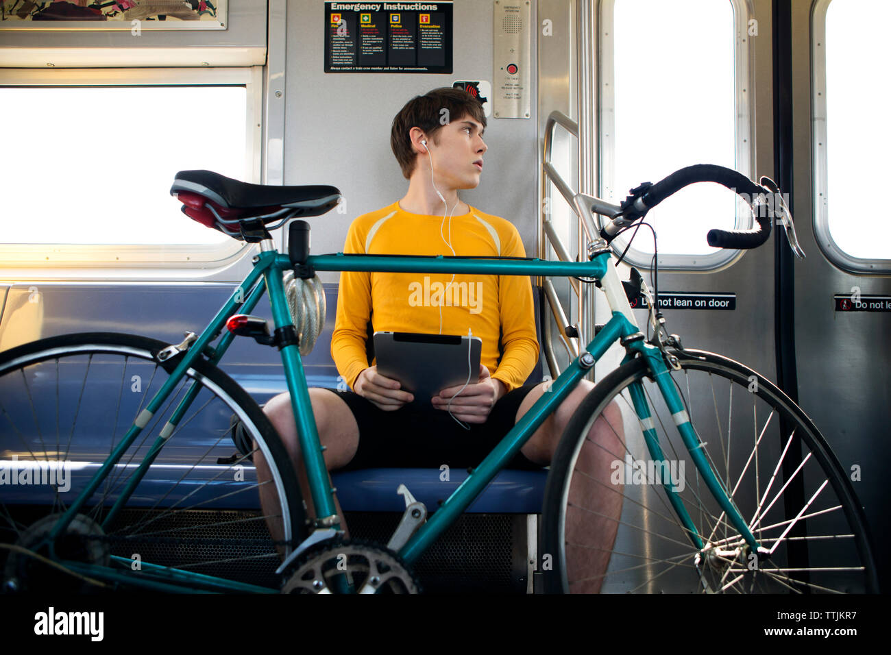 Mann mit Fahrrad im Zug auf Bahnstrecke angekommen Stockfoto