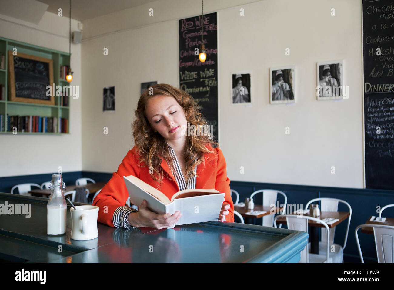 Frau Lesebuch im café Stockfoto