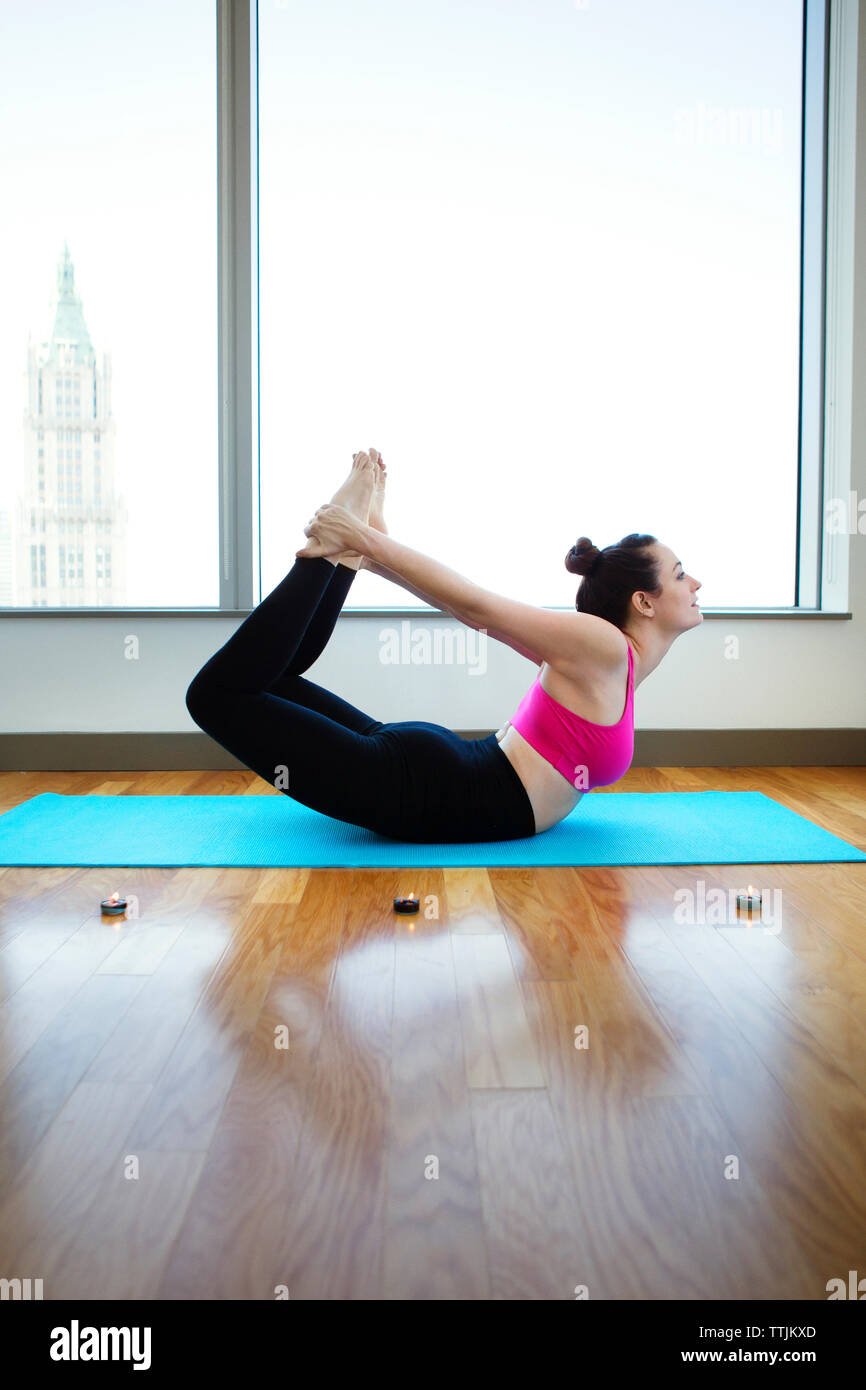 Seitenansicht der Frau bogen Yoga üben zu Hause Stockfoto