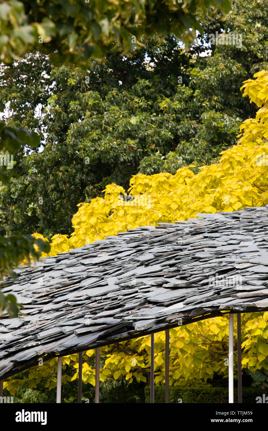 Die Serpentine Gallery Sommer Pavillion 2019 im Londoner Hyde Park ist vom japanischen Architekten Junya Ishigami + Associates gestaltet und verfügt über eine Kurve Stockfoto
