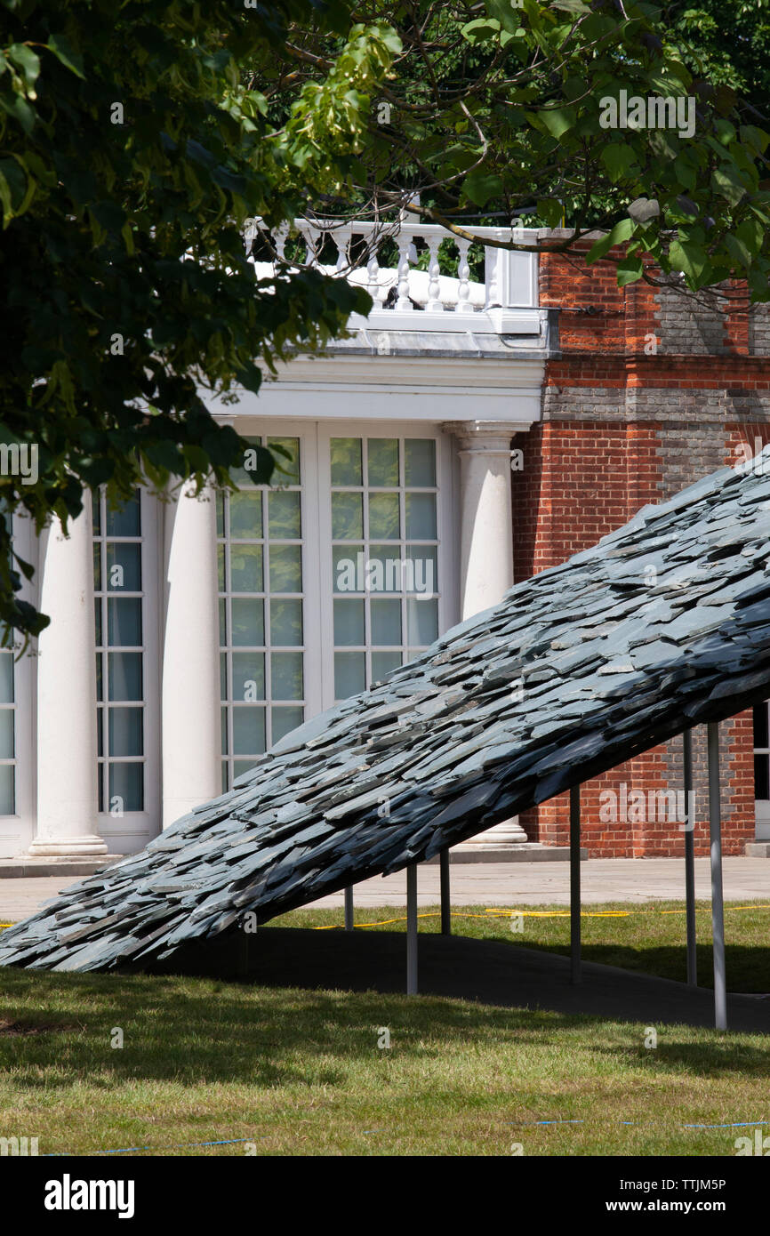 Die Serpentine Gallery Sommer Pavillion 2019 im Londoner Hyde Park ist vom japanischen Architekten Junya Ishigami + Associates gestaltet und verfügt über eine Kurve Stockfoto