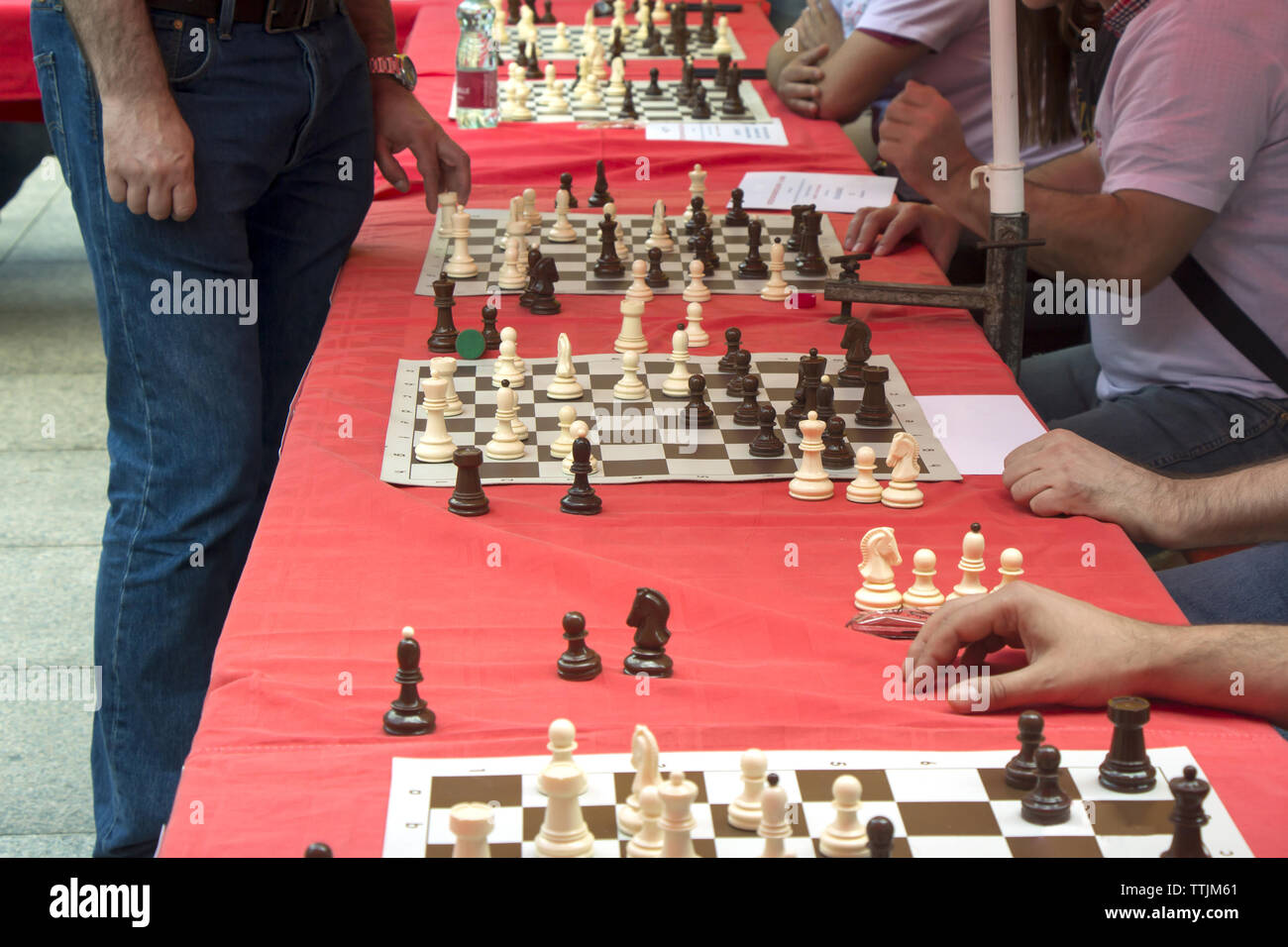 Gleichzeitige schach Wettbewerb auf dem Platz der Stadt organisiert Stockfoto