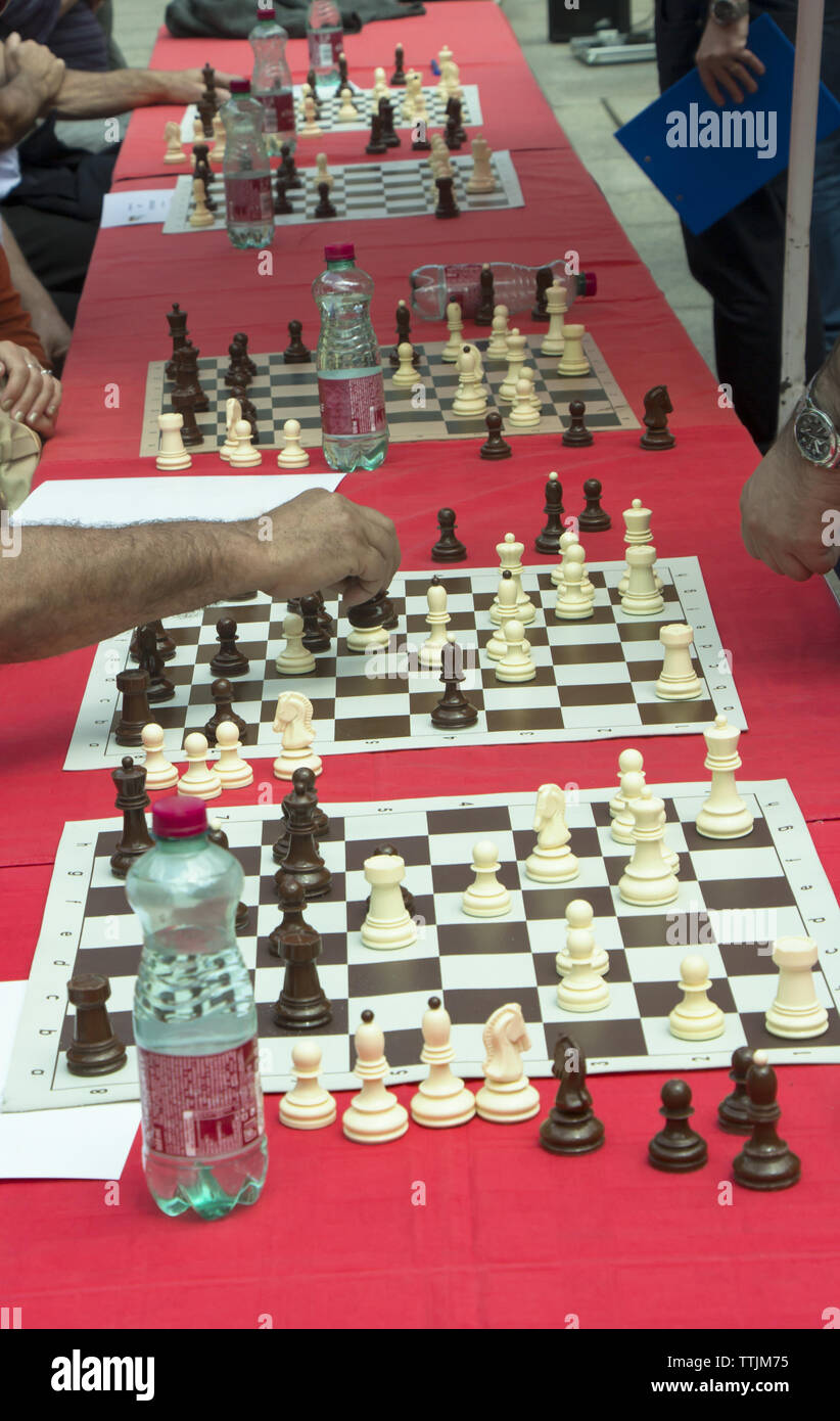 Gleichzeitige schach Wettbewerb auf dem Platz der Stadt organisiert Stockfoto