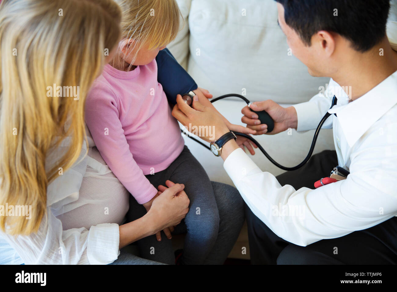 Hohe Betrachtungswinkel und der Arzt prüft Mädchen Stockfoto