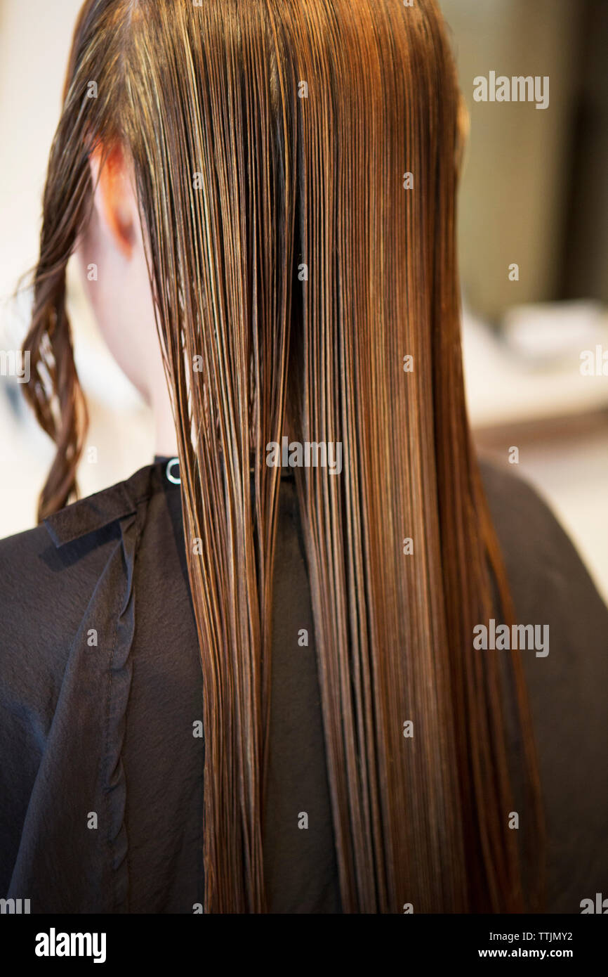 Ansicht der Rückseite Frau mit nassen braunes Haar im Salon Stockfoto