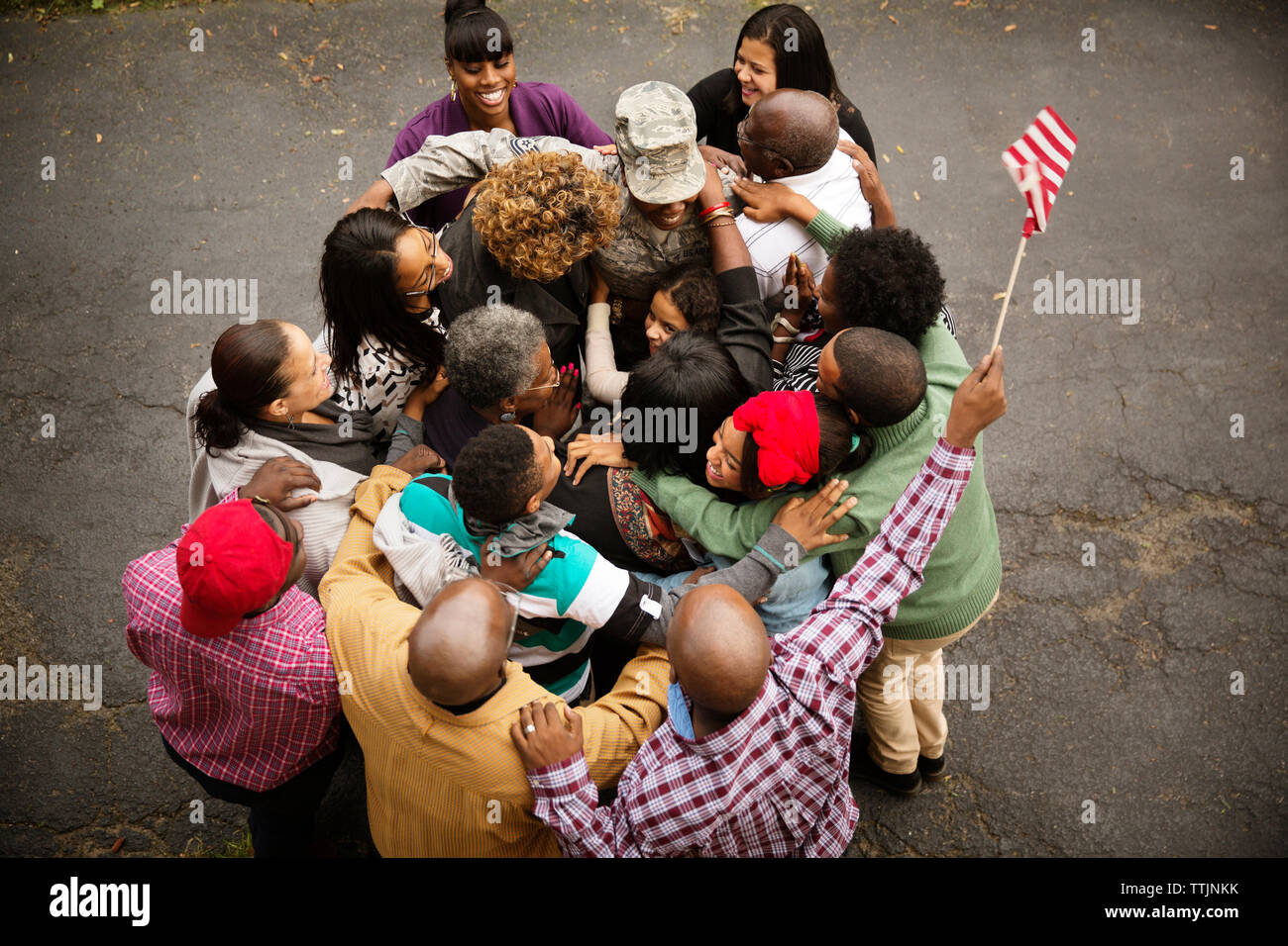 Familie umarmen Soldat beim Stehen auf der Straße Stockfoto
