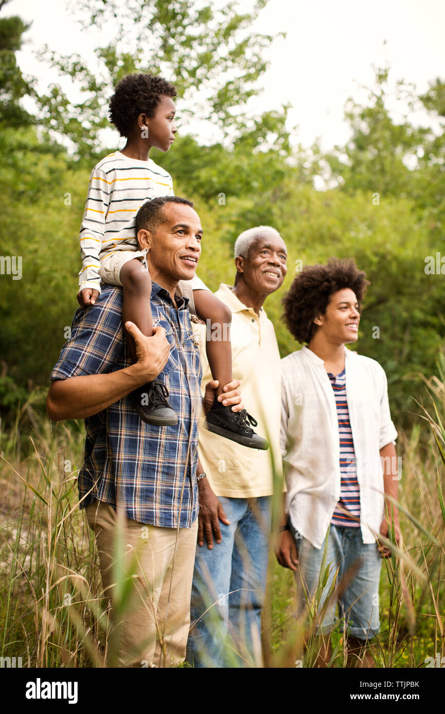 Multi-Generation, Familie im Wald Stockfoto