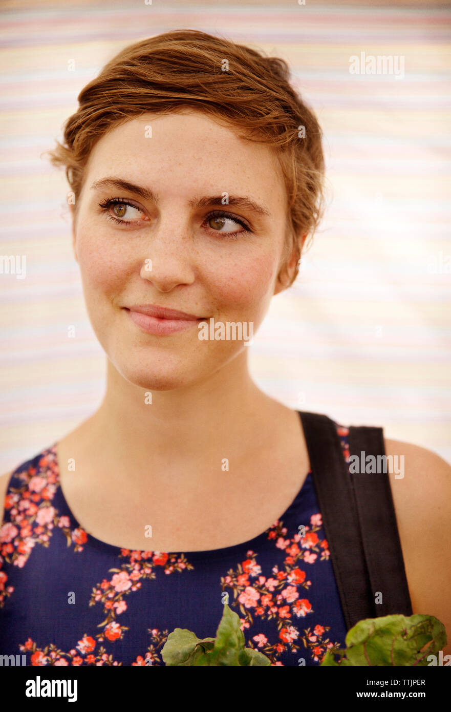 Close-up von nachdenklich lächelnde Frau am Markt Stockfoto