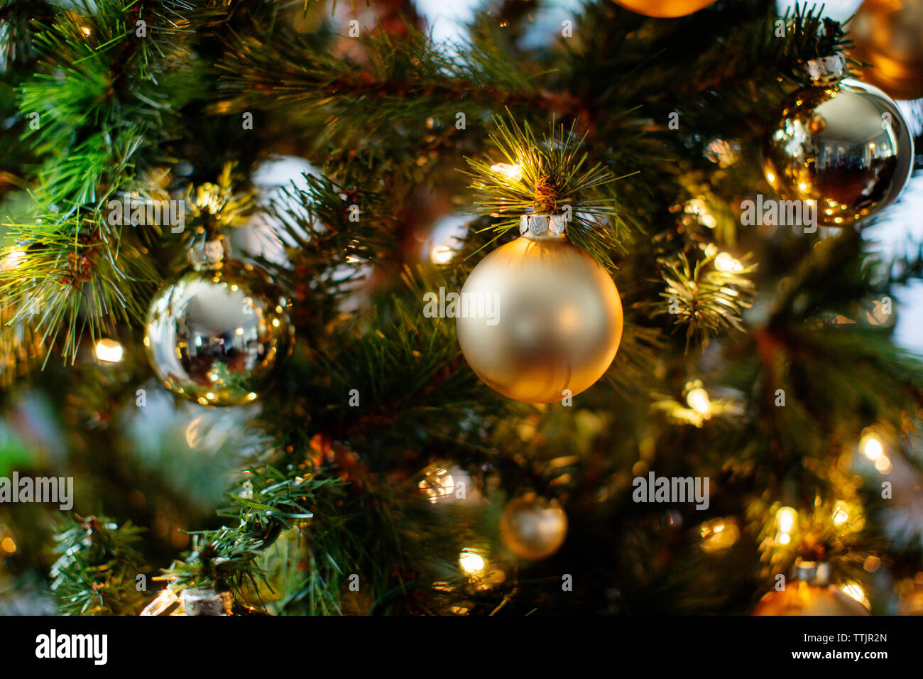 Nahaufnahme der Verzierungen und die Lichter am Weihnachtsbaum Stockfoto