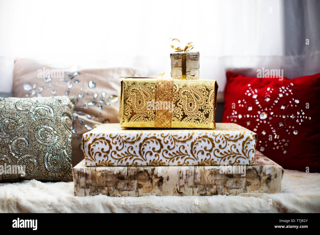 Geschenkboxen, Kissen auf alkovenfenster Sitz Stockfoto