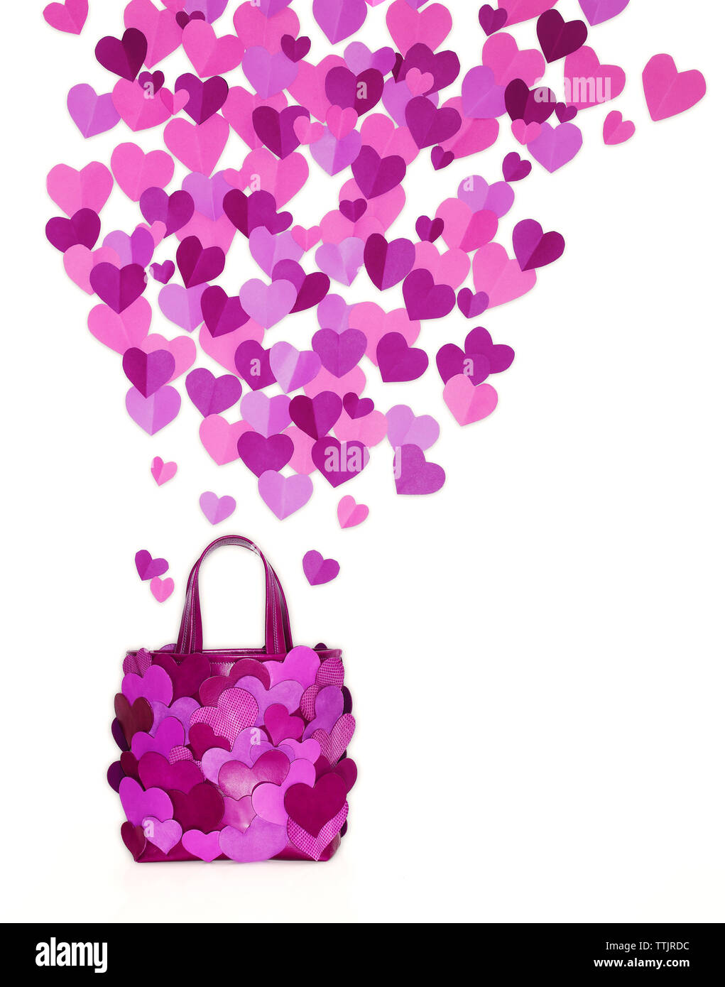 Lila Handtasche mit Herz Formen auf weißem Hintergrund Stockfoto