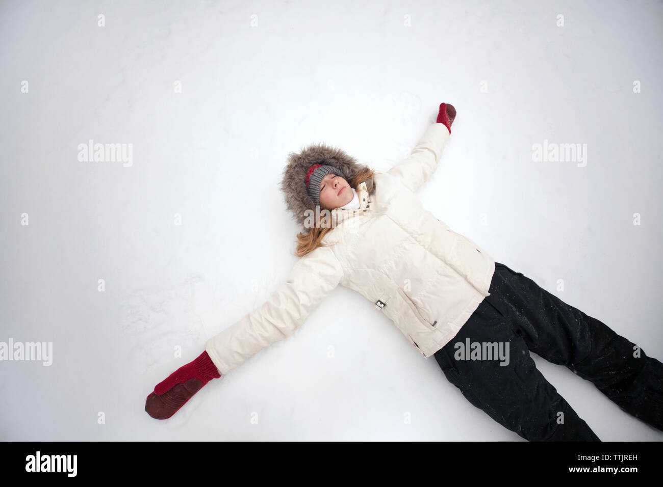 Hohe Betrachtungswinkel von liegende Frau auf Schnee Feld Stockfoto