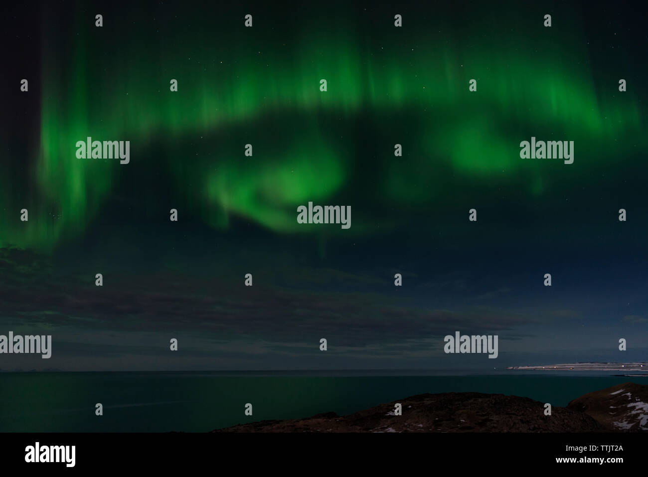 Malerischer Blick auf grünen Rauch in den Himmel Stockfoto