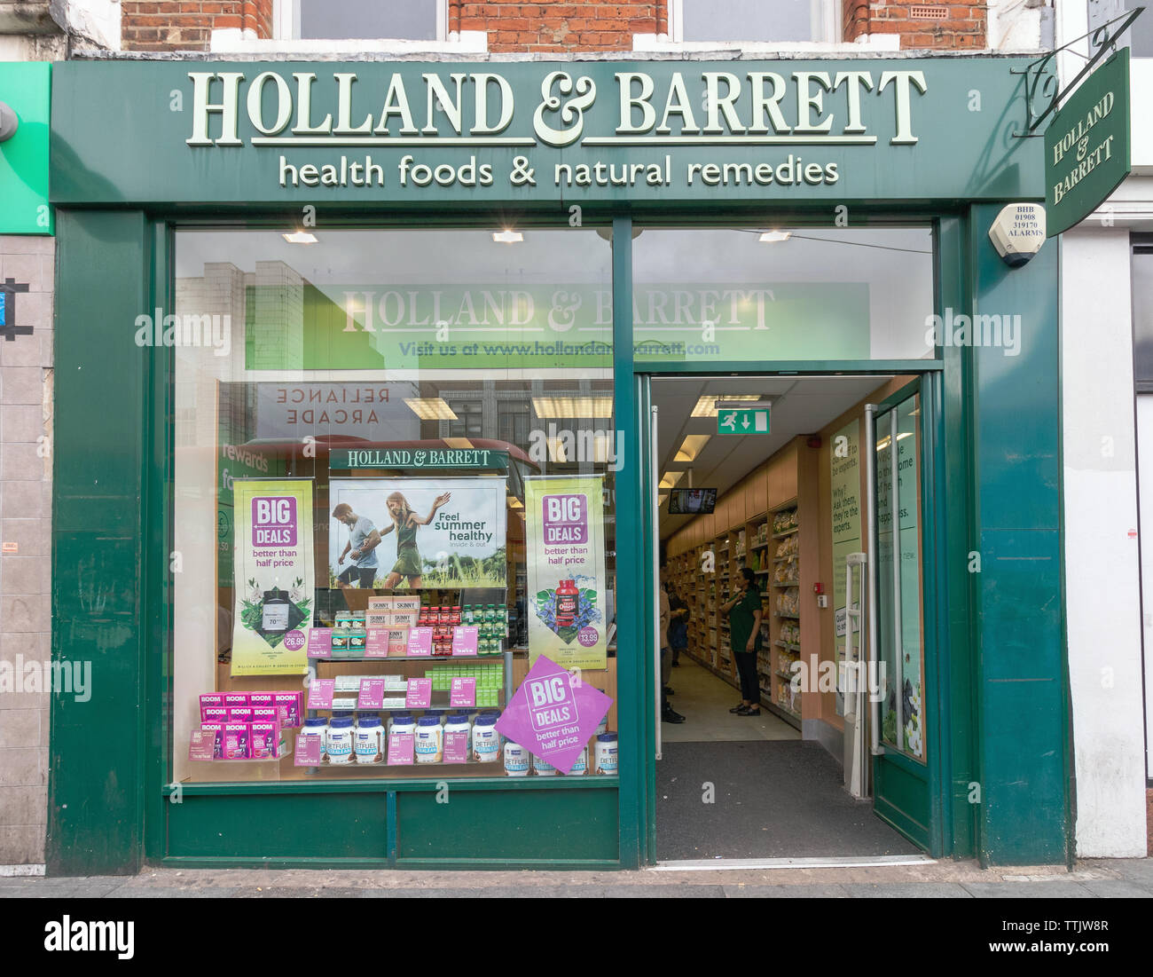 London - der 15. Juni 2019 - Holland & Barrett shop vorne in Brixton Stockfoto