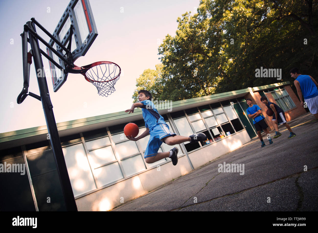 Spieler Basketball spielen bei Gericht gegen Sky Stockfoto