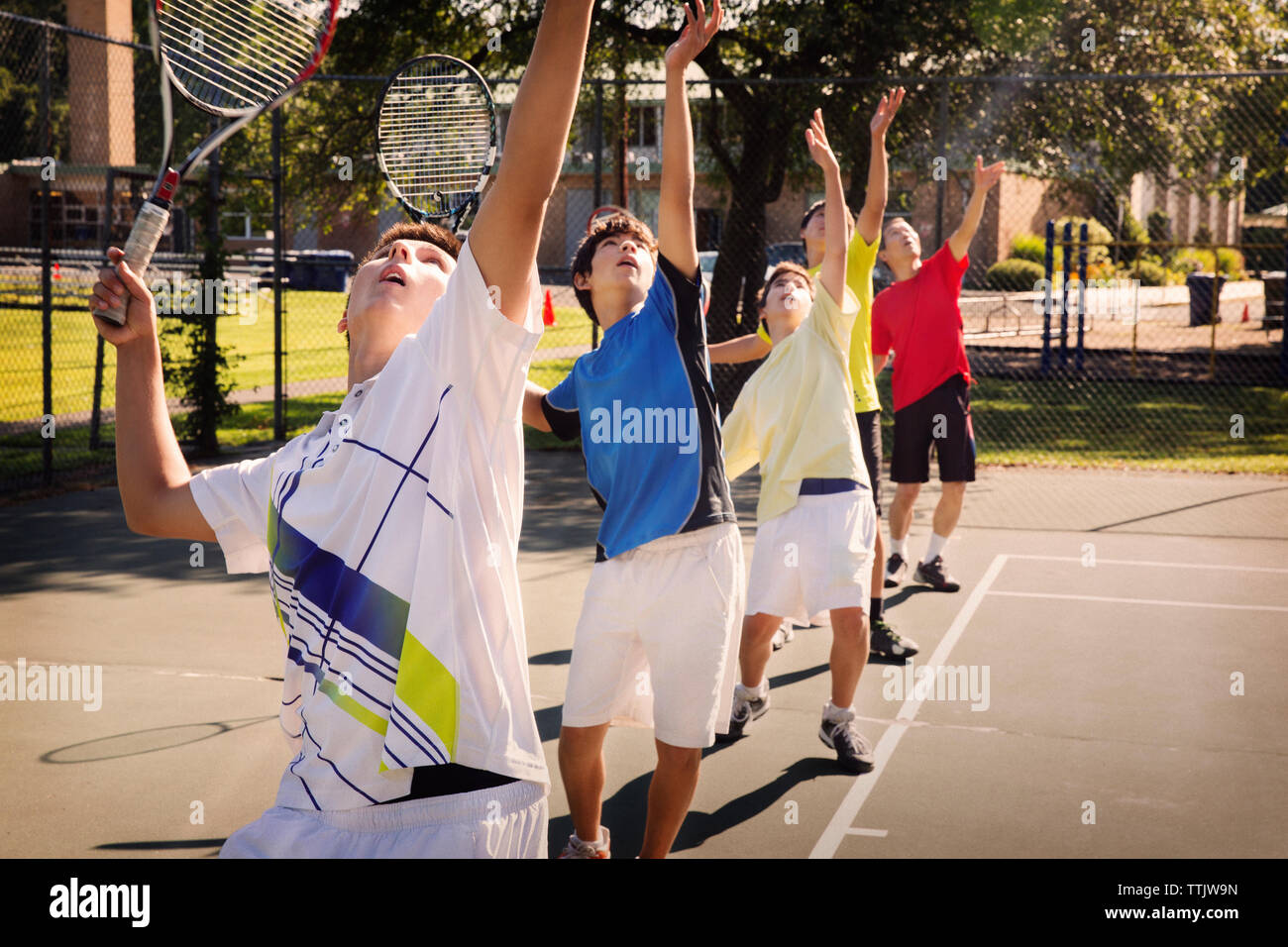 Spieler in der Zeile am Hof stehen Tennis spielen. Stockfoto