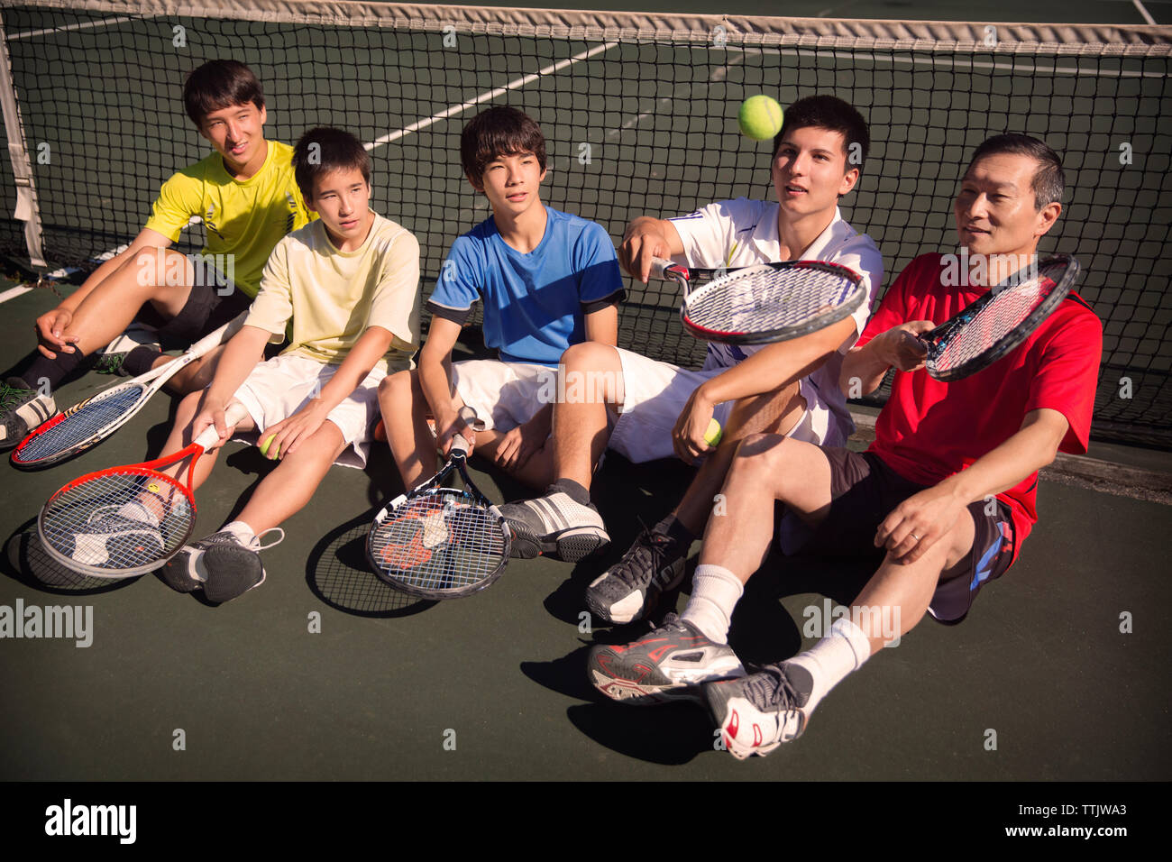 Spieler mit Tennis Fähigkeiten zu Mannschaft, während gegen die Ruhe am Hof Stockfoto