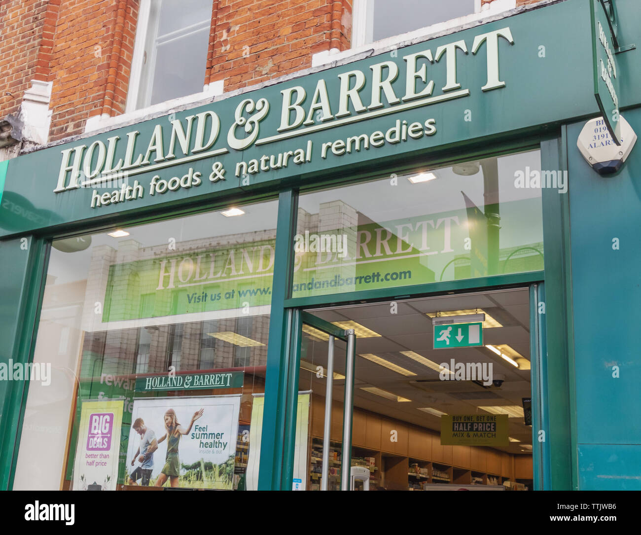 London - der 15. Juni 2019 - Holland & Barrett shop vorne in Brixton Stockfoto