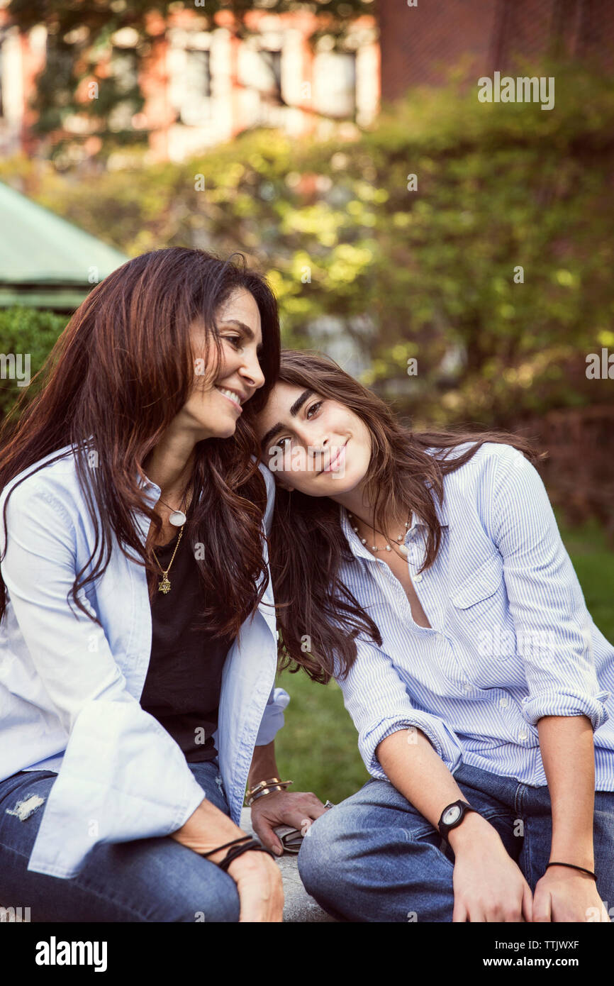Lächelnde Mutter und Tochter im Park Ruhe Stockfoto