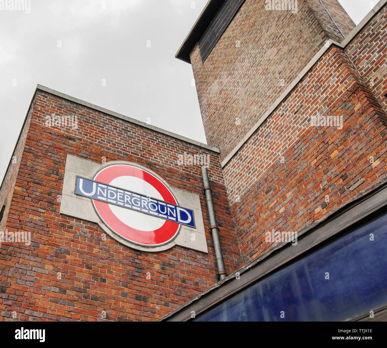 London/Großbritannien - 15. Juni 2019 - U-Schild draußen Holz grüne Station auf der Piccadilly Line, in der Gemeinde von Haringey Stockfoto