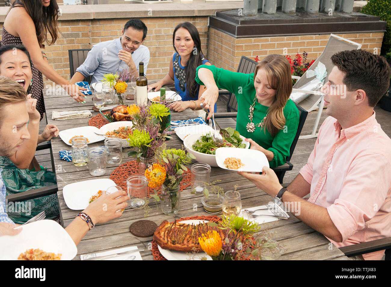 Hohe Betrachtungswinkel von Freunden in Essen am Tisch auf der Terrasse Stockfoto