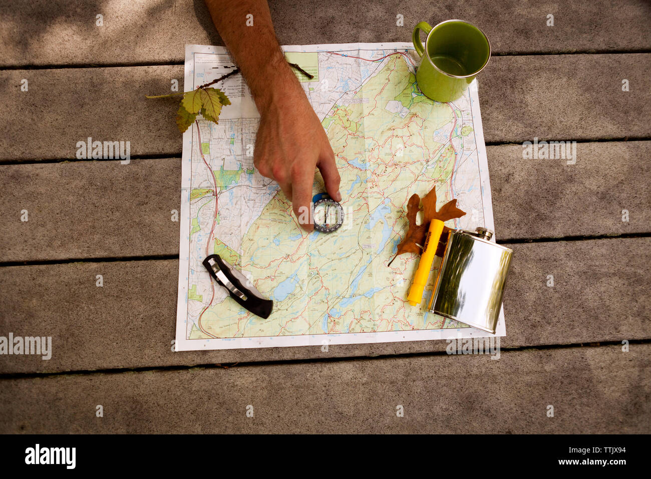 Zugeschnittenes Bild von Hand Forscher auf der Karte Stockfoto