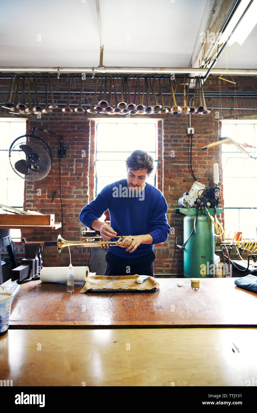 Mann Herstellung Trompete in der Werkstatt Stockfoto