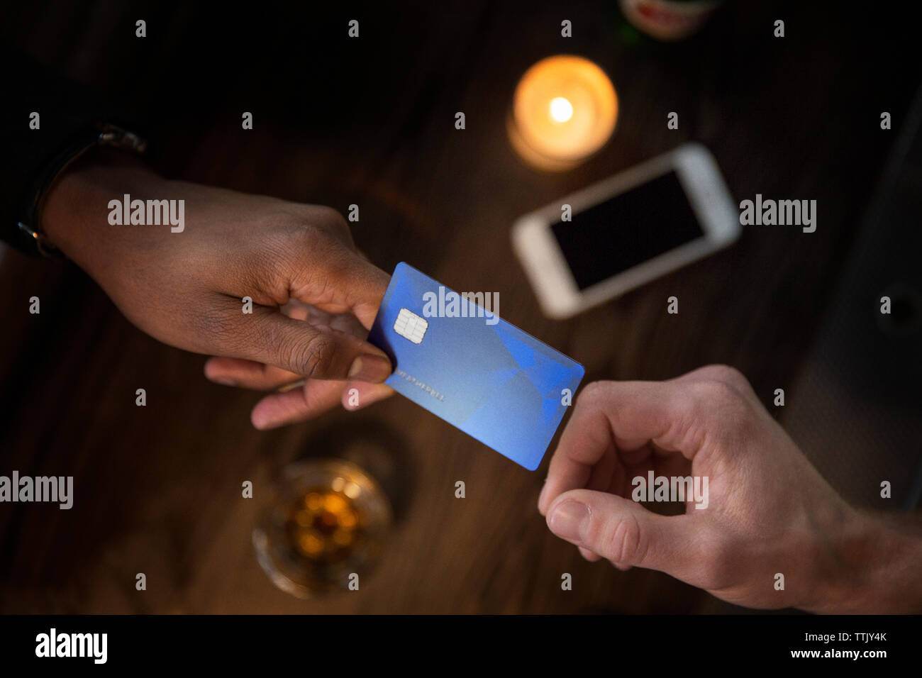 Zugeschnittenes Bild von Hand mit Kreditkarte, in bar Barkeeper Stockfoto