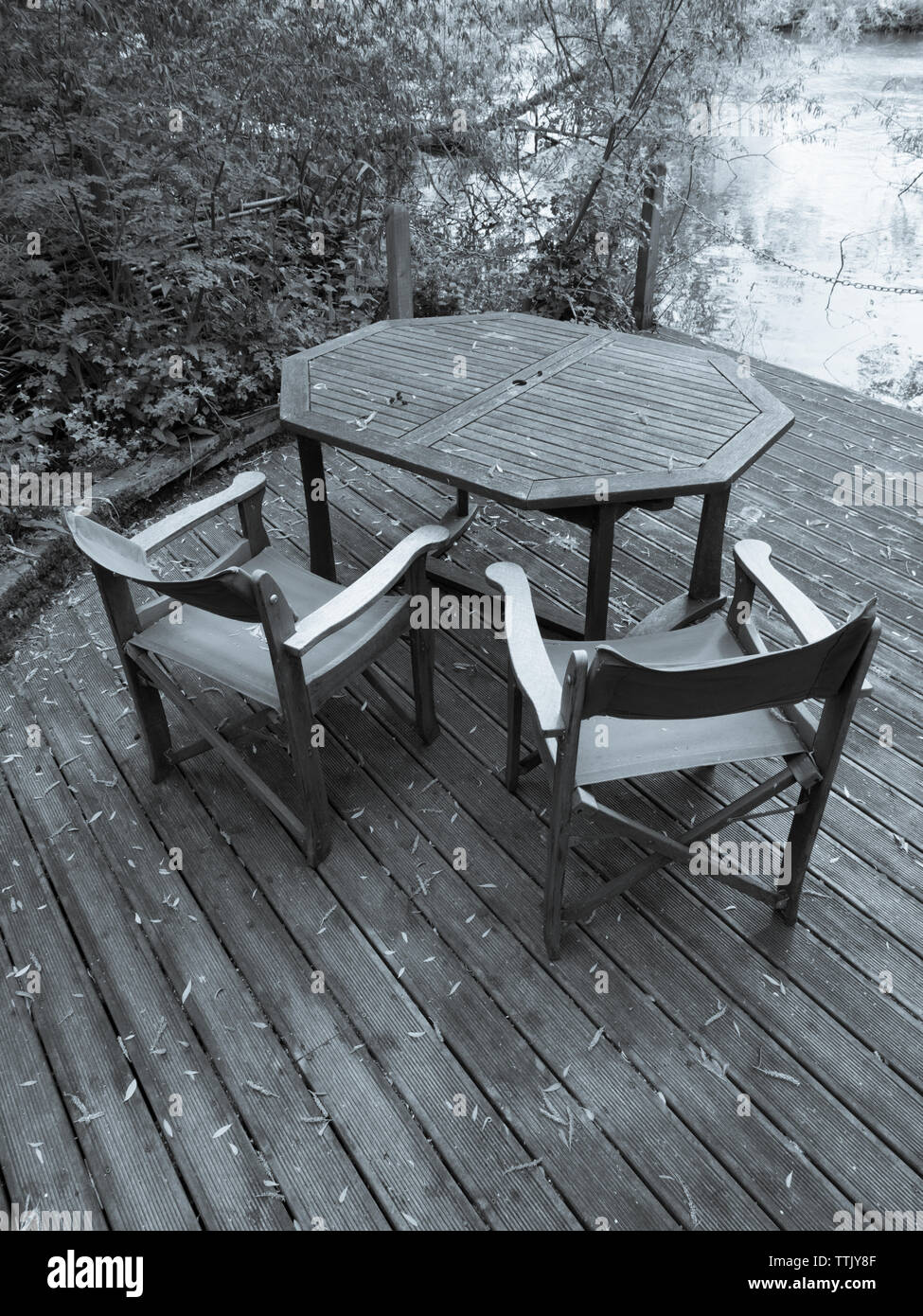 Tisch und Stühle Am Fluss Stockfotos und bilder Kaufen Alamy Tisch und Stühle Draußen Stockfotos und bilder Kaufen Alamy