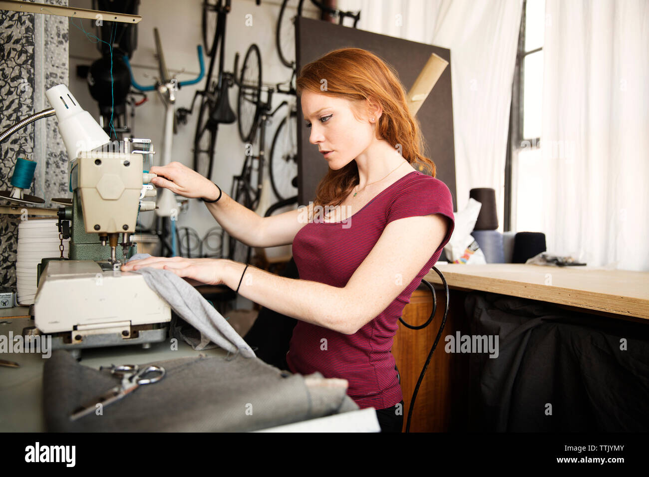 Ernsthafte Fashion Designer arbeiten an nähmaschine Workshop Stockfoto