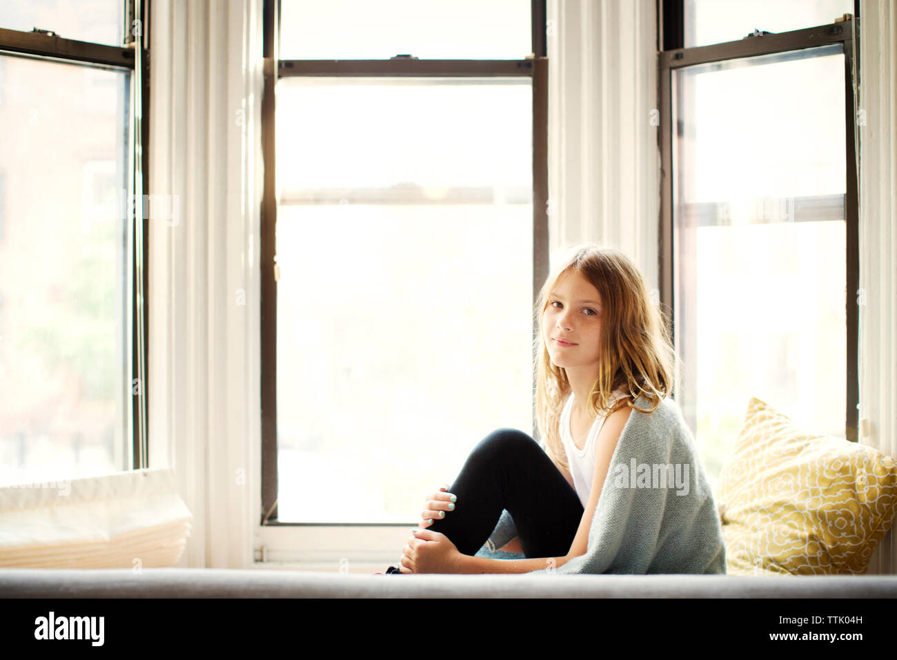 Portrait von Mädchen zu Hause sitzen Stockfoto
