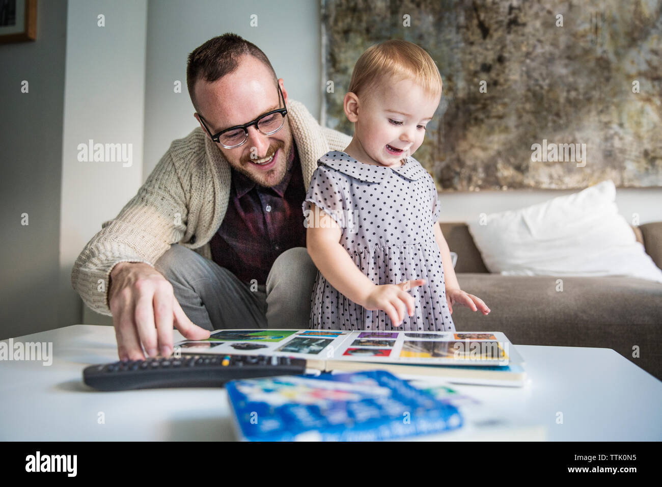 Gerne Vater lesen Bild Buch zur Tochter zu Hause Stockfoto