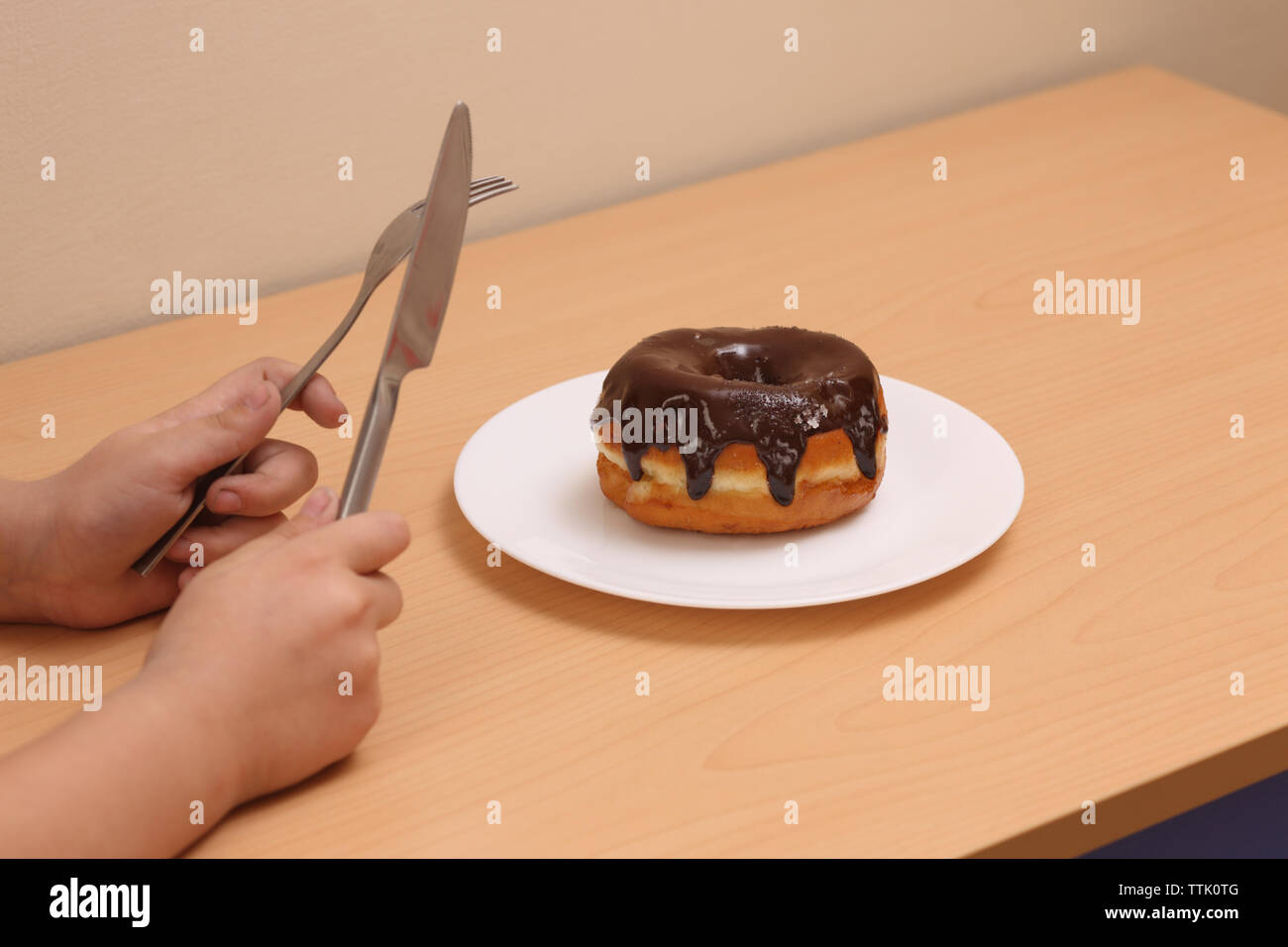 Person einen Donut Essen Stockfoto