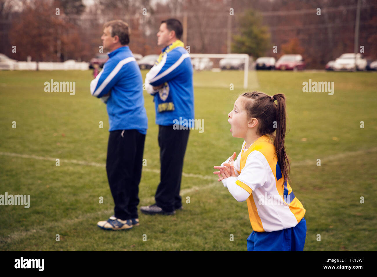Aufgeregt Fußballspieler und Trainer stehen auf dem Spielfeld Stockfoto