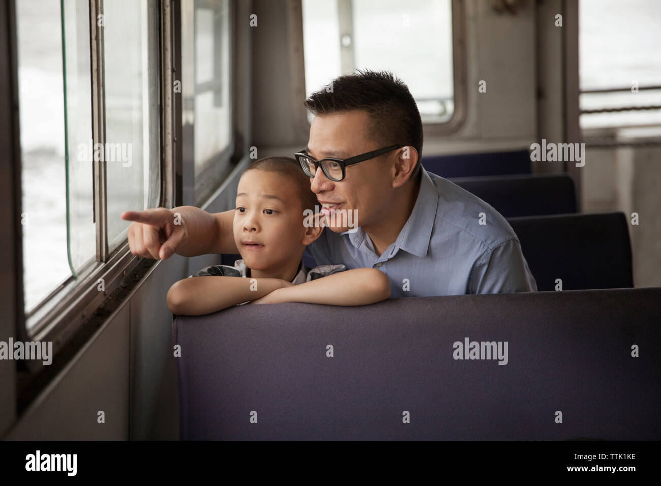 Vater, Sohn und genießen Sie in der Fähre Stockfoto