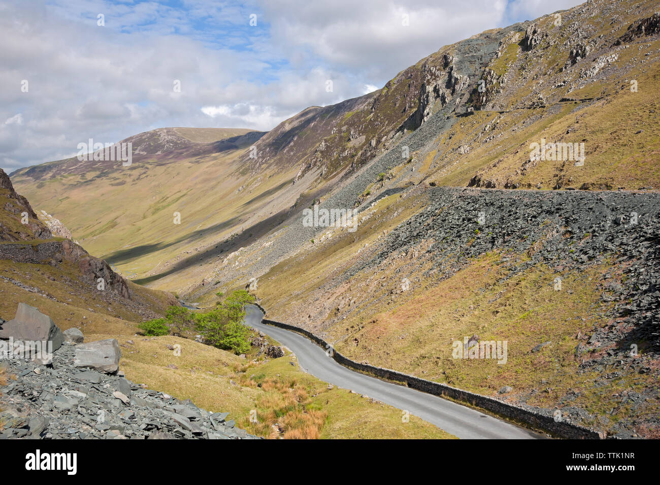 Blick auf den Pass von der Schiefermine Honister zum Gatesgarthdale Valley Lake District National Park Cumbria England Großbritannien GB Großbritannien Stockfoto