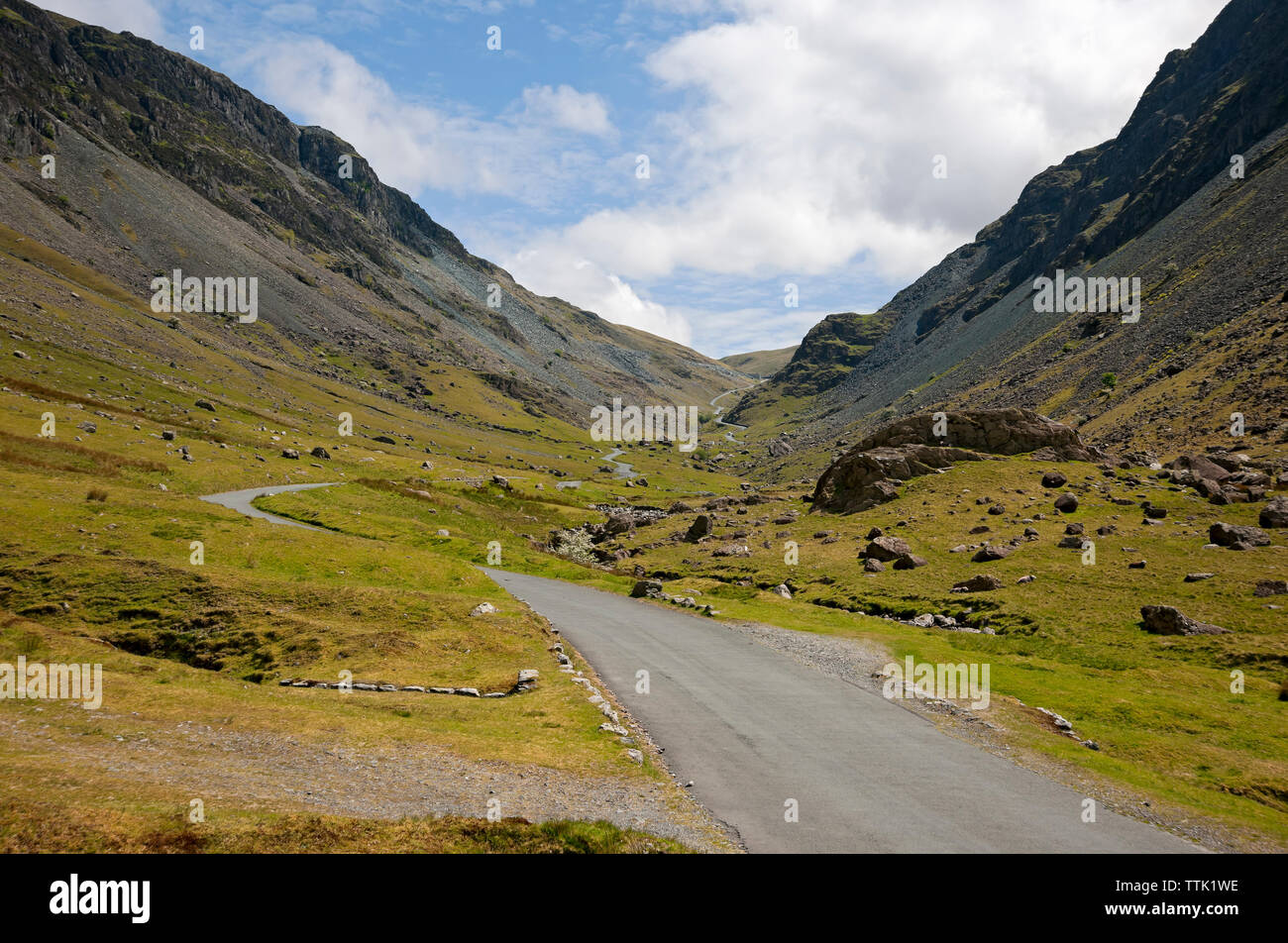 Suchen Honister Pass von Gatesgarthdale Valley Lake District National Park Cumbria England UK Vereinigtes Königreich GB Grossbritannien Stockfoto