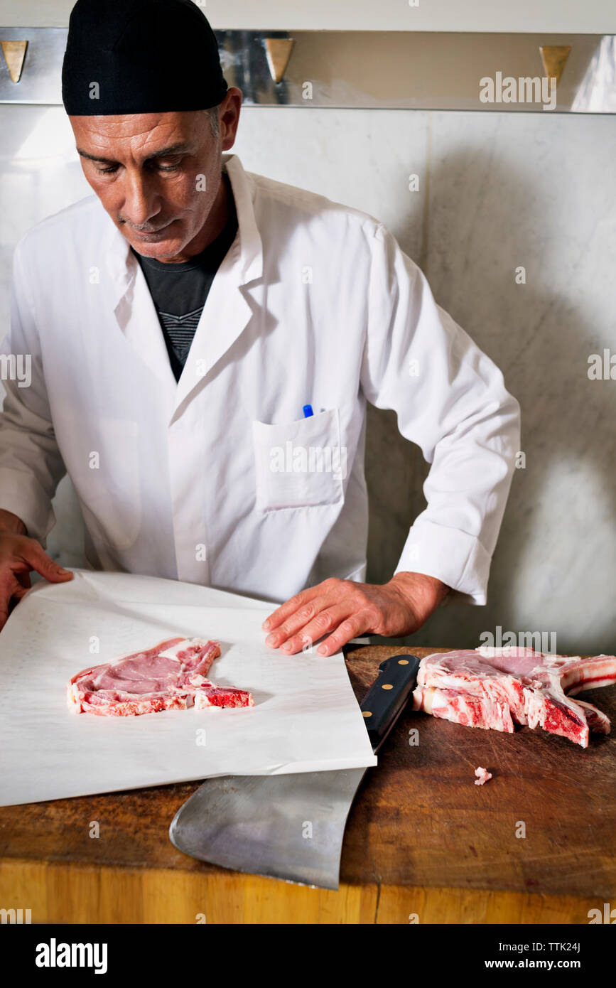 Metzger Verpackung von frischem Fleisch für den Verkauf im Shop  Stockfotografie - Alamy