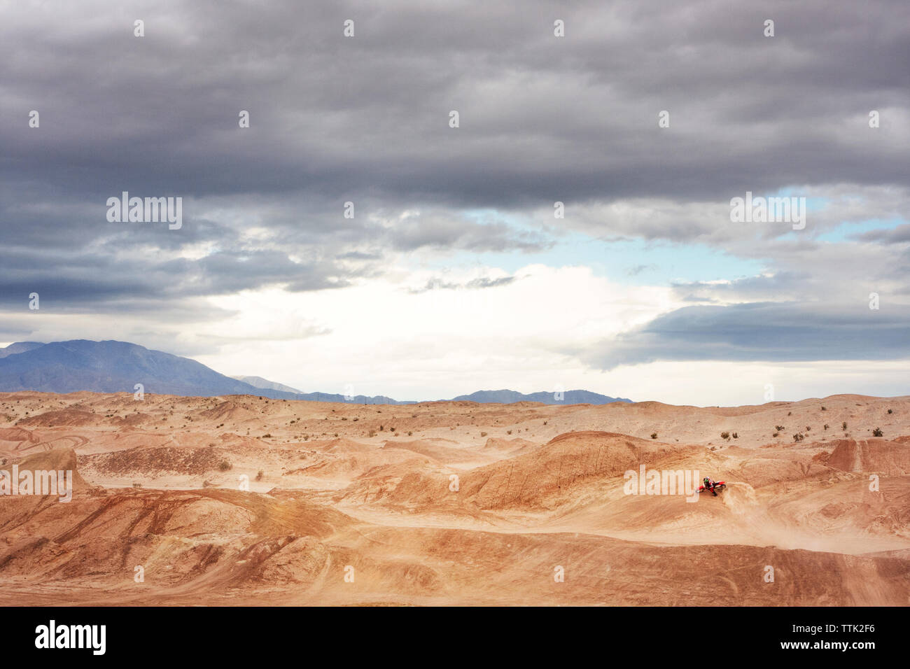 Fernsicht auf Person reiten Motorrad auf Wüste Stockfoto