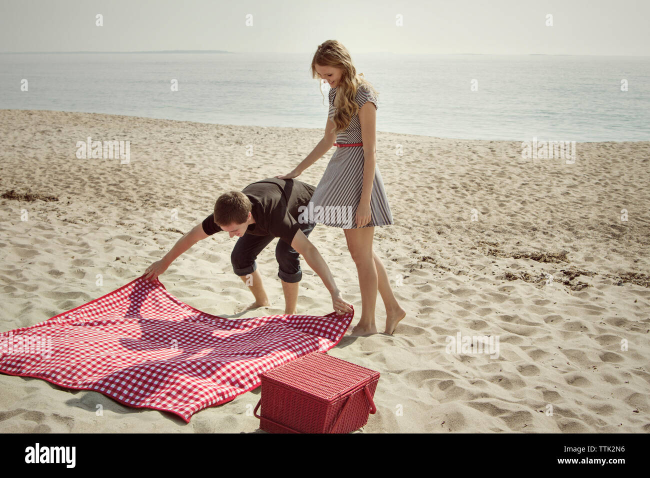 Freundin suchen Bei man die Picknickdecke auf Sand am Strand  Stockfotografie - Alamy