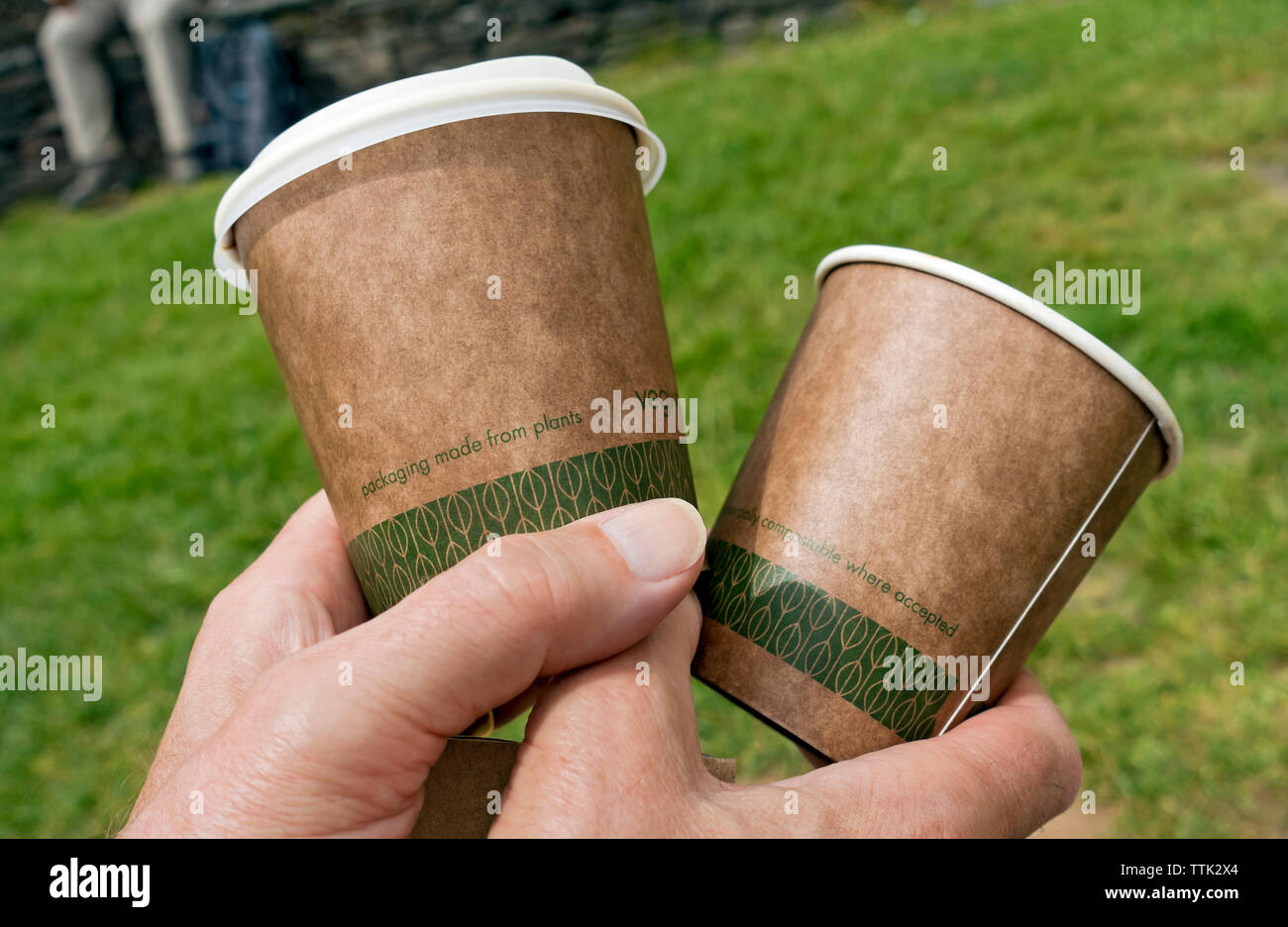 Nahaufnahme der Hände Mann Person hält einen Einweg-Trinkbecher Becher aus Pflanzen England Großbritannien Großbritannien Großbritannien Großbritannien Stockfoto