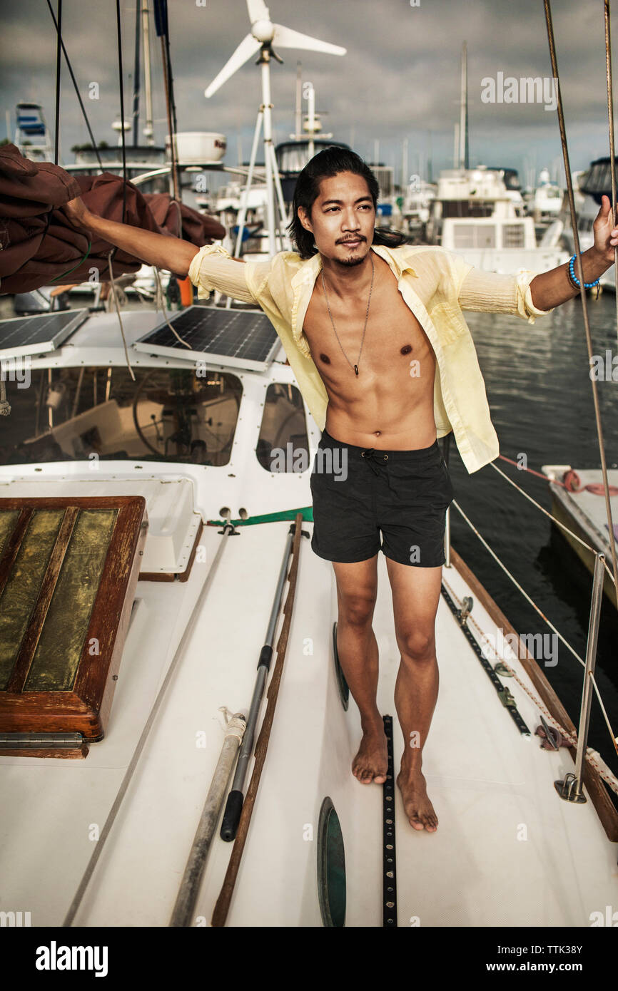 Mann weg, während im Segelboot Reisen Stockfoto