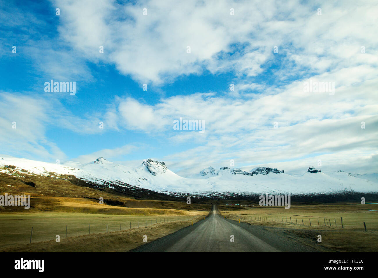 Leere Landstraße inmitten von Feld gegen Sky Stockfoto