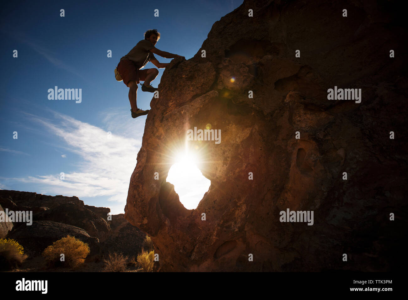 Silhouette Menschen Klettern Felsen gegen Sky Stockfoto