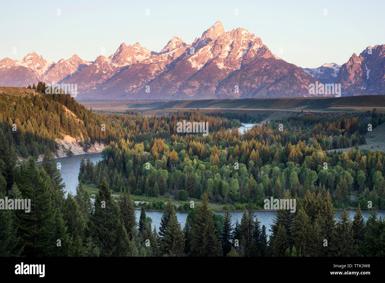 Einen malerischen Blick auf die Bäume und die See gegen Berge Stockfoto