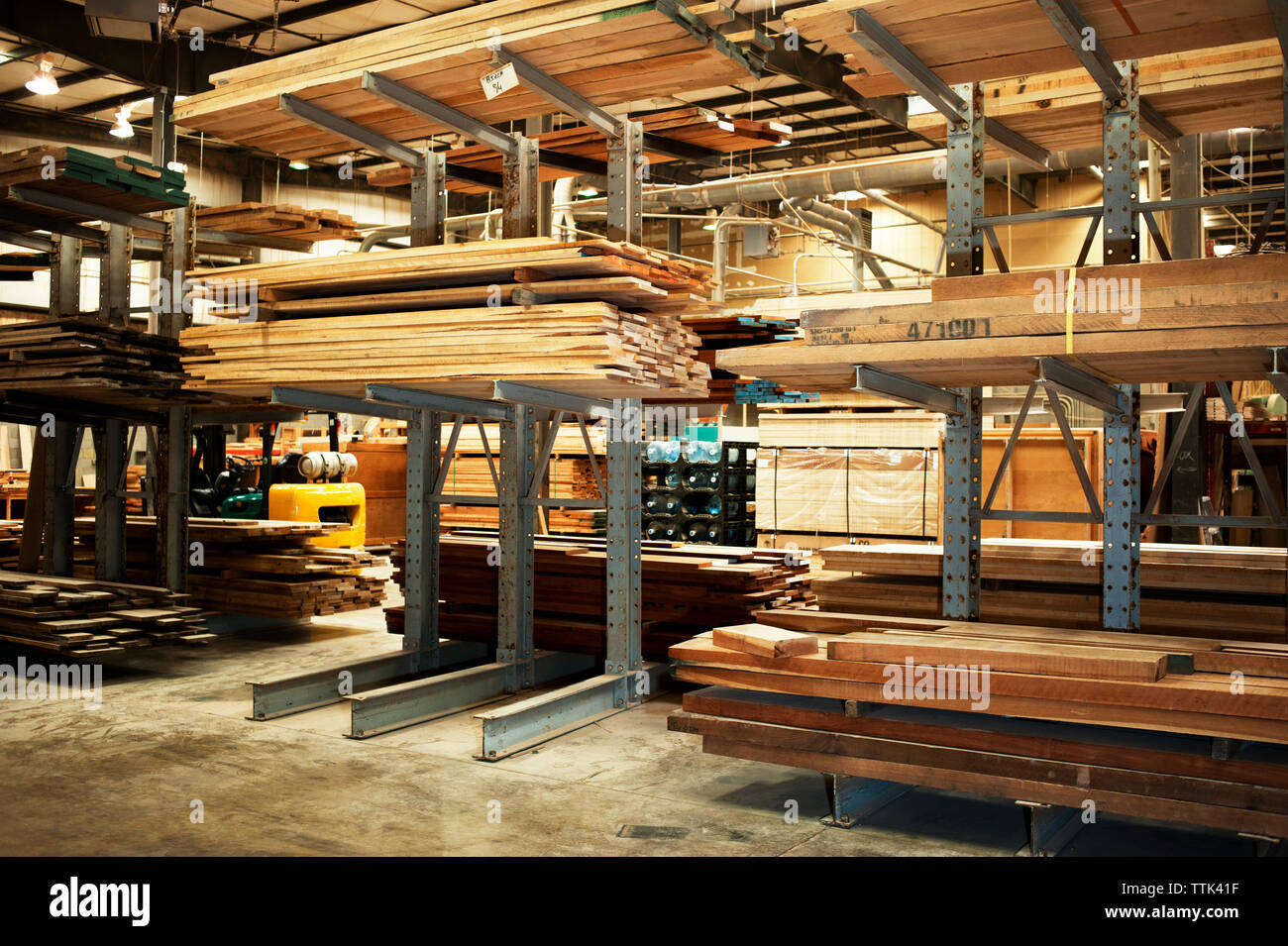 Holzbohlen in Werkstatt Stockfoto